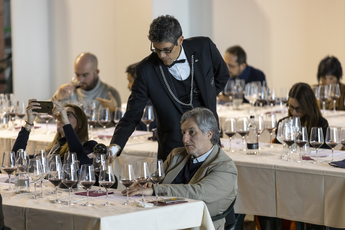 Il servizio dei sommelier di AIS Lombardia